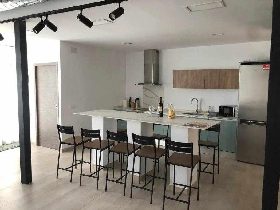 Alojamiento El Pez Casa Con Piscina Climatizada Villafranca de los Caballeros Luaran gambar